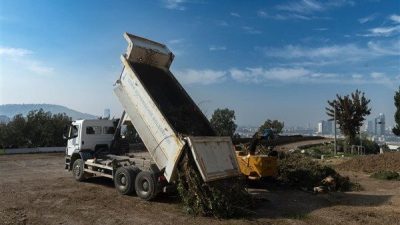 İzmir'de park ve bah&ccedil;elerdeki yeşil atıklar kompost g&uuml;breye d&ouml;n&uuml;şt&uuml;r&uuml;lerek yeniden
