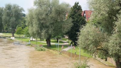 İngiltere&rsquo;de &Ccedil;evre Ajansı (EA), hava koşullarının sakinleşmesine rağmen nehir taşkınlarının