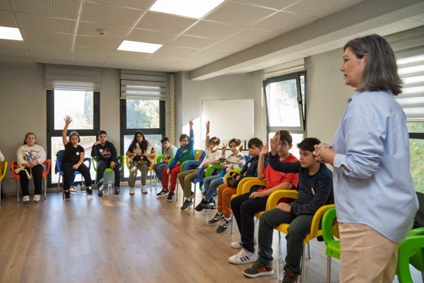 İzmirli 9-14 yaş arası &ccedil;ocuklar, İzmir B&uuml;y&uuml;kşehir Belediyesi &Ccedil;ocuk Meclisi&rsquo;ndeki