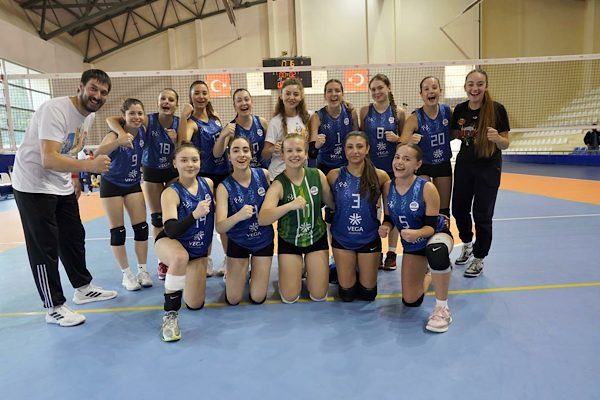 &Ccedil;BSK, hafta sonunda basketbol ve voleybol branşlarında oynadığı karşılaşmalardan galibiyetle