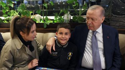 Cumhurbaşkanı Recep Tayyip Erdoğan, Ankara'da bir kafede vatandaşlarla buluştu. Cumhurbaşkanı