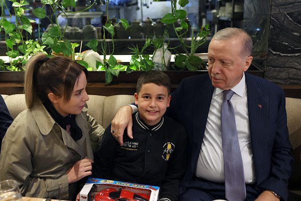 Cumhurbaşkanı Recep Tayyip Erdoğan, Ankara'da bir kafede vatandaşlarla buluştu. Cumhurbaşkanı