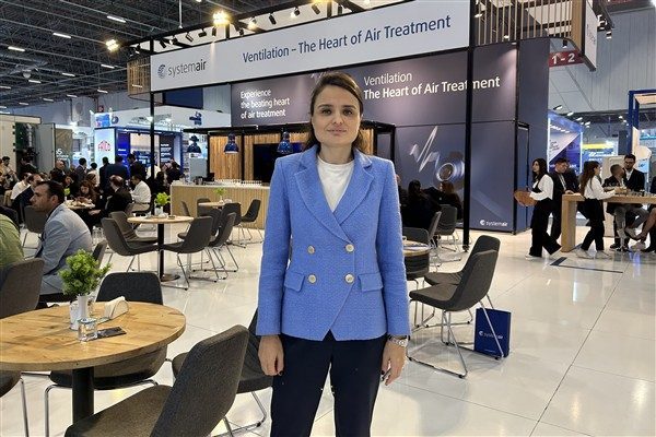 Systemair Genel M&uuml;d&uuml;r Yardımcısı Ayşeg&uuml;l Eroğlu, ISK SODEX Fuarında, cihazlar