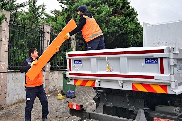 Temizlik İşleri M&uuml;d&uuml;rl&uuml;ğ&uuml;&rsquo;ne bağlı 13 atık toplama aracıyla her g&uuml;n