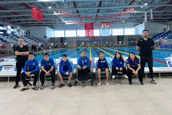 Eskişehir B&uuml;y&uuml;kşehir Spor Kul&uuml;b&uuml;n&uuml;n sporcuları Ahmet &Ccedil;ınar Bakkal, Eymen Sarıtaş,