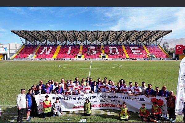 Niğde Belediyesi tarafından d&uuml;zenlenen &ldquo;Futbolun Yıldızları & Veteran Takımı &Ouml;zel