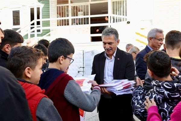 Kentimizin gururu Gemlikspor&rsquo;un forma dağıtım &ccedil;alışmaları, il&ccedil;e genelindeki okullarda &ouml;ğrencilerle
