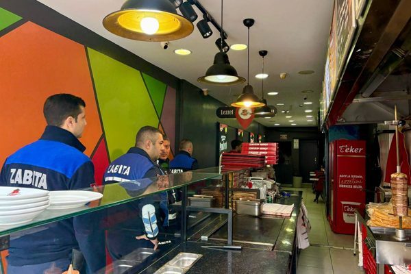 Denetimlerde, işletmelerin genel hijyen kurallarına uyumu, d&ouml;nerin pişirildiği ocaklar ile