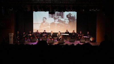 10 Kasım Atat&uuml;rk&rsquo;&uuml; Anma G&uuml;n&uuml; kapsamında ger&ccedil;ekleştirilen konserde, Atat&uuml;rk&rsquo;&uuml;n sevdiği