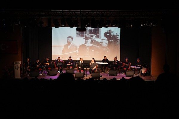 10 Kasım Atat&uuml;rk&rsquo;&uuml; Anma G&uuml;n&uuml; kapsamında ger&ccedil;ekleştirilen konserde, Atat&uuml;rk&rsquo;&uuml;n sevdiği