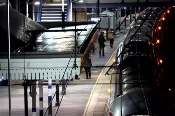 İki ş&uuml;pheli saldırgan, polisin ilk acil durum &ccedil;ağrısını almasından dakikalar