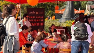 Kadık&ouml;y &Ouml;zg&uuml;rl&uuml;k Parkı'nda turuncu coşku L&ouml;semi tedavisi g&ouml;rm&uuml;ş &ccedil;ocuklar, aileleri
