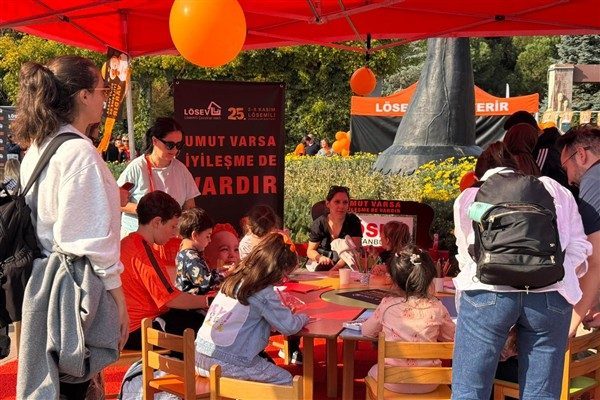 Kadık&ouml;y &Ouml;zg&uuml;rl&uuml;k Parkı'nda turuncu coşku L&ouml;semi tedavisi g&ouml;rm&uuml;ş &ccedil;ocuklar, aileleri