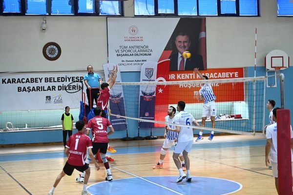 Karacabey Atat&uuml;rk Spor Salonu&rsquo;nda oynanan karşılaşmayı Belediye Başkan Yardımcısı İlyas