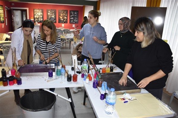 Karacabey Belediyesi K&uuml;lt&uuml;r, Sanat ve Sosyal İşler M&uuml;d&uuml;rl&uuml;ğ&uuml;, ebru sanatını&nbsp;