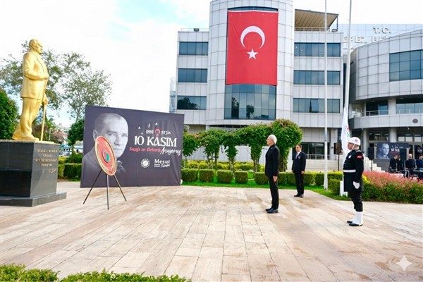 10 Kasım Atat&uuml;rk&rsquo;&uuml; Anma T&ouml;reni, Kepez Belediyesi hizmet binası &ouml;n&uuml;nde