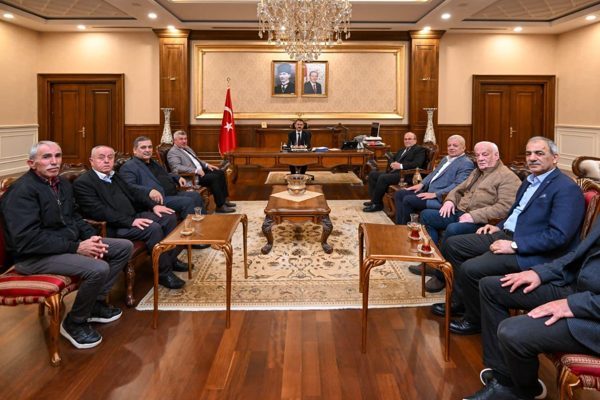 Kocaeli Minib&uuml;s&ccedil;&uuml;ler ve Otob&uuml;s&ccedil;&uuml;ler Odası Başkanı Mustafa Kurt, beraberindeki kooperatif