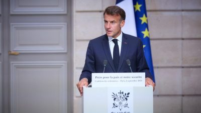 Macron, Fransa'da her g&uuml;n &uuml;&ccedil;ten fazla kadının kadın cinayetine veya