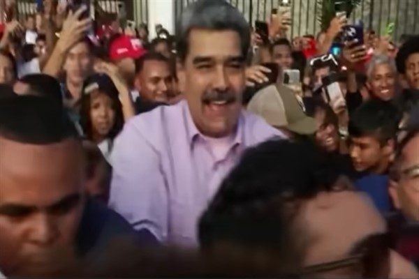 Maduro destek&ccedil;ileri Cumartesi g&uuml;n&uuml; Maduro'nun Caracas'ın doğusundaki Petare semtinde yaptığı