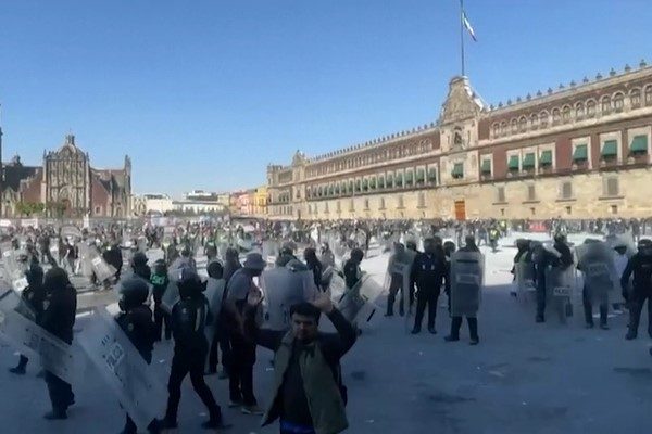 Cumartesi g&uuml;n&uuml; Meksika'nın başkentinde binlerce g&ouml;sterici, şiddet su&ccedil;larını ve Devlet