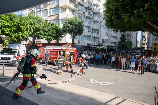 Tatbikat senaryosu gereği, birinci katta klima &uuml;nitesinden kaynaklanan yangın alarmının
