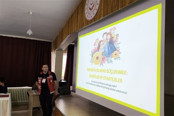 Bakanlıktan yapılan a&ccedil;ıklamaya g&ouml;re, toplam 12 mod&uuml;lden oluşan eğitimler, kendini