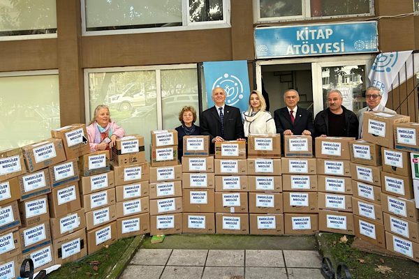 Nil&uuml;fer Kent Konseyi Emekliler Meclisi, Kasım 2025&rsquo;te yaptığı kitap dağıtımıyla