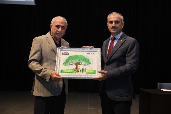 Bu yıl altıncısı d&uuml;zenlenen &Ccedil;ayırova Kitap G&uuml;nleri&rsquo;nin son g&uuml;n konuğu