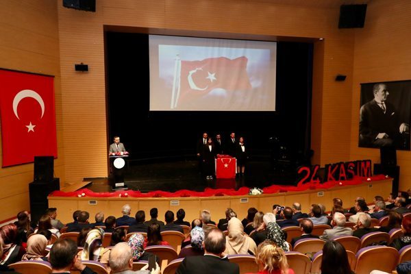 Atat&uuml;rk Anıtı'na &ccedil;elenk konulması ile başlayan kutlama programı, Ordu K&uuml;lt&uuml;r