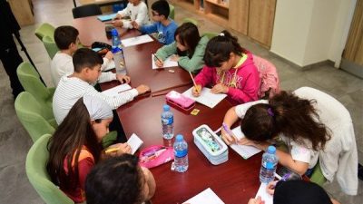 Osmangazi Belediyesi, K&uuml;&ccedil;&uuml;k Yazarlar At&ouml;lyesi&rsquo;ni s&uuml;rd&uuml;rmeye devam ediyor. Yazarlık At&ouml;lyesi
