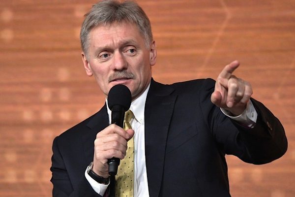 Gazetecilere verdiği deme&ccedil;te Peskov, "Durumu bir bilgi &ccedil;ılgınlığı olarak nitelendirebilirim;