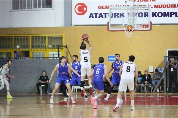 T&uuml;rkiye Erkekler Basketbol 2. Ligi&rsquo;nin &uuml;&ccedil;&uuml;nc&uuml; hafta karşılaşmasında Sakarya B&uuml;y&uuml;kşehir