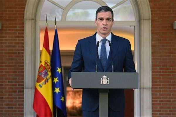İspanya Başbakanı Sanchez, Huelva&rsquo;da kadın cinayetine kurban giden kadının ailesine