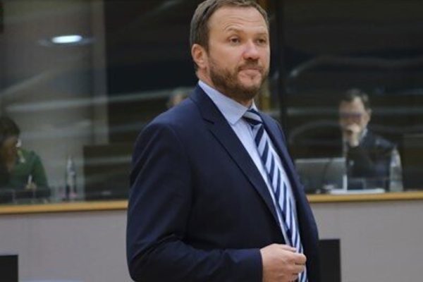 Estonya Dışişleri Bakanı Tsahkna, bug&uuml;n Polonya Dışişleri Bakanı Sikorski&rsquo;yi Tallinn&rsquo;de