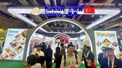 CGTN Muhabiri Berna Yang'ın haberine g&ouml;re İthalat Fuarı salonlarında kumda