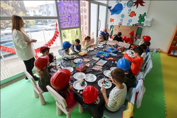 At&ouml;lye, 4-6 yaş grubuna y&ouml;nelik hazırlandı. Etkinlikte &ccedil;ocuklar, ahşap par&ccedil;alar