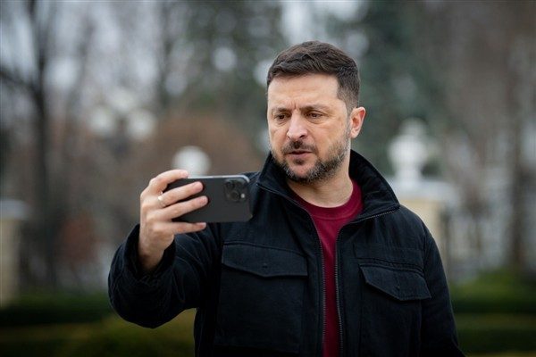 Ukrayna Devlet Başkanı Zelenski, Ukrayna Savunma Kuvvetleri&rsquo;nin, gece boyunca 400&rsquo;den