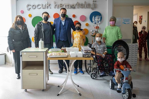 Bornova Belediye Başkanı Eşki, yılbaşı &ouml;ncesinde Ege &Uuml;niversitesi Hematoloji B&ouml;l&uuml;m&uuml;&rsquo;nde