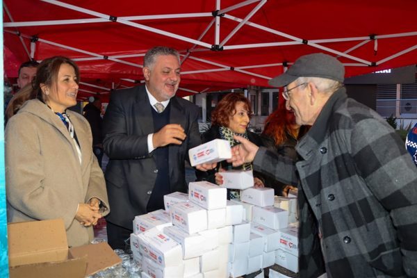 Programda, g&uuml;n i&ccedil;erisinde vatandaşlara kandil simidi ikram edilirken, yatsı namazının