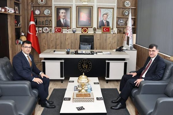 K&uuml;tahya Belediye Başkanı Ey&uuml;p Kahveci, gen&ccedil;lere y&ouml;nelik hizmet ve spor