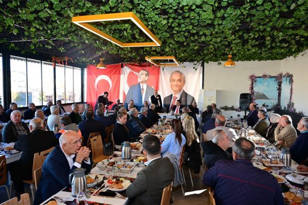 Emekli personellere ge&ccedil;mişteki hizmetlerinden dolayı teşekk&uuml;r eden Başkan Kocag&ouml;z, belediyeciliğin