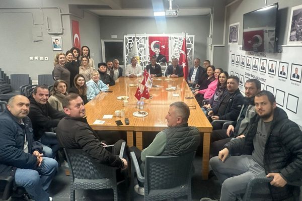 &Ccedil;orlu Belediye Başkanı Ahmet Sarıkurt, beraberinde Belediye Başkan Yardımcısı G&uuml;ner