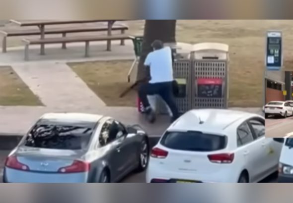 Sydney'de meyve ve sebze satan Ahmed, kurşun yaralarından dolayı ge&ccedil;irdiği