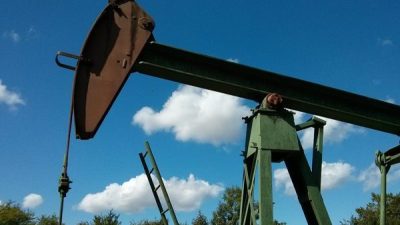 Fiyatlardaki gerilemeleri değerlendiren analistlere g&ouml;re, petroldeki arz fazlası beklentileri jeopolitik