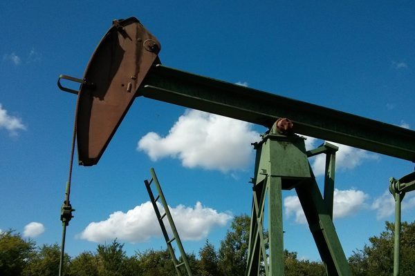 Fiyatlardaki gerilemeleri değerlendiren analistlere g&ouml;re, petroldeki arz fazlası beklentileri jeopolitik