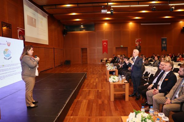 Atat&uuml;rk K&uuml;lt&uuml;r Merkezi Merinos Yerleşkesi&rsquo;ndeki programa, Bursa B&uuml;y&uuml;kşehir Belediye Başkanı
