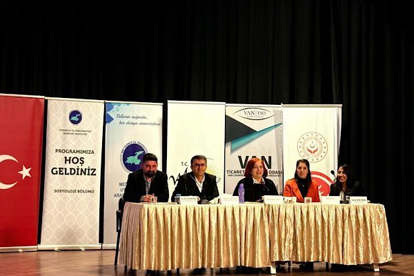 Van B&uuml;y&uuml;kşehir Belediyesi &ouml;nc&uuml;l&uuml;ğ&uuml;nde Aile Sempozyumu ger&ccedil;ekleştirildi. Ailenin k&uuml;lt&uuml;rel, sosyal