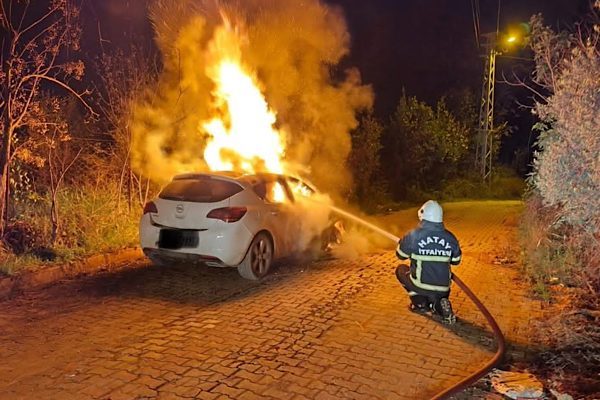 Hatay&rsquo;ın Defne il&ccedil;esi Harbiye Mahallesi&rsquo;nde bir ara&ccedil;ta yangın &ccedil;ıktı. Olay