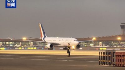 Fransa Cumhurbaşkanı Emmanuel Macron bug&uuml;n &ouml;zel u&ccedil;akla &Ccedil;in'in başkenti Beijing'e