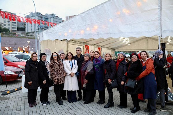 Gemlik Belediyesi tarafından Yaşam Sokağı&rsquo;nda d&uuml;zenlenen Yılbaşı Meydanı, t&ouml;renle a&ccedil;ıldı.&nbsp;
